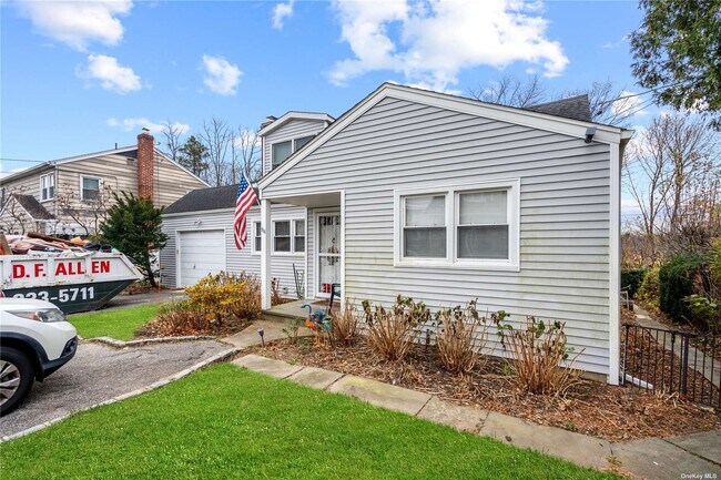 Building Photo - 96 McLoughlin St