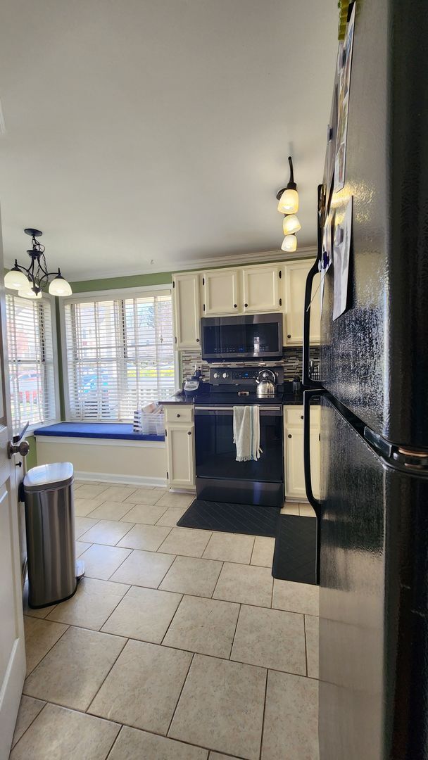 Foto del edificio - End-unit townhome in highly desired Kingstown