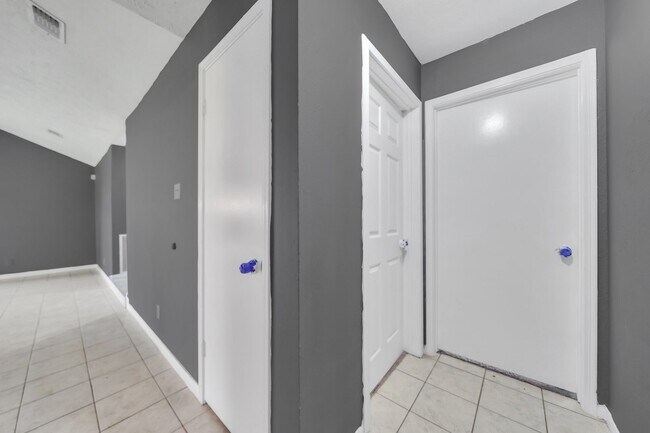 Foto del edificio - 14830 Keelby Dr