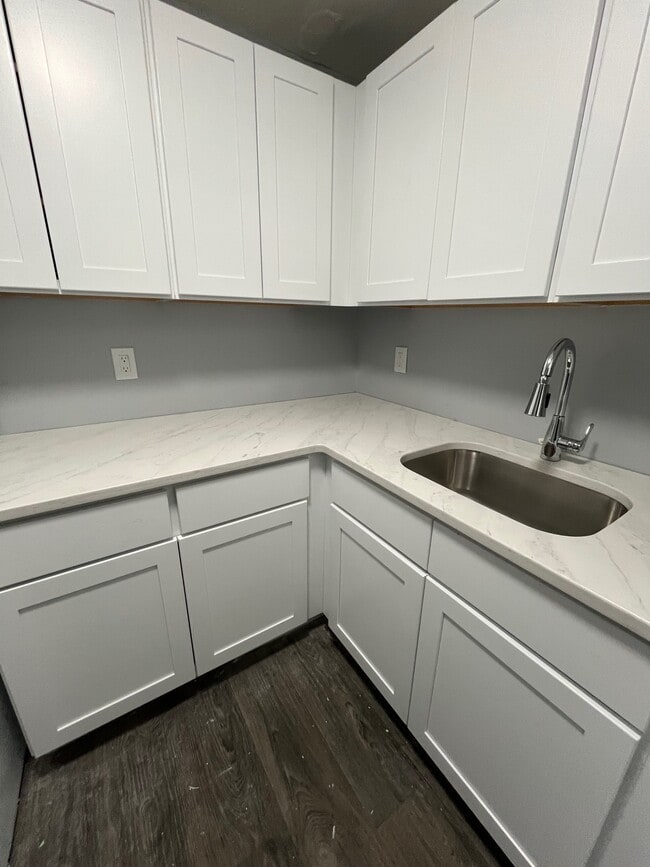 Building Photo - 20-30 Peck St