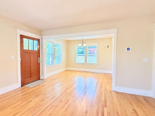 Foto del edificio - Charming Craftsman with Solar Savings, Hardwood Floors, and Private Backyard - Move In Ready!