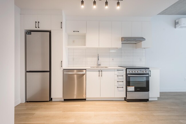 Building Photo - S301