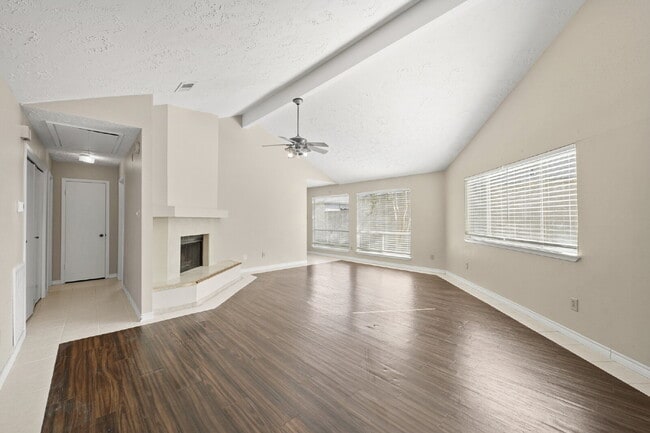 Foto del edificio - 16107 Grassy Creek Dr
