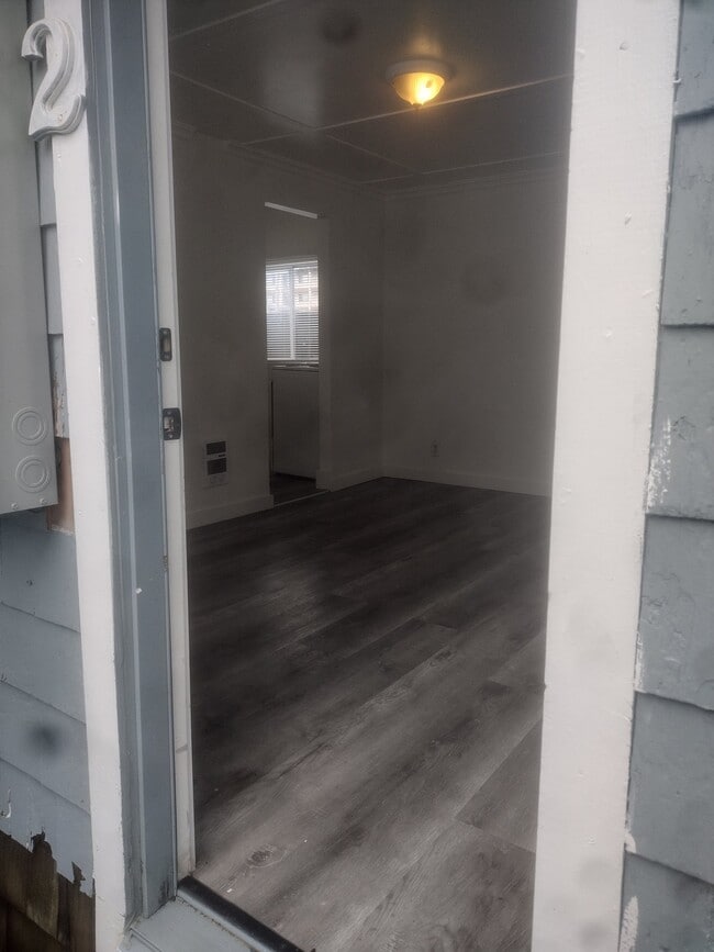 Building Photo - 470 S Columbia St