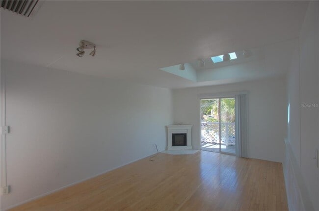 Building Photo - 307 S Osprey Ave