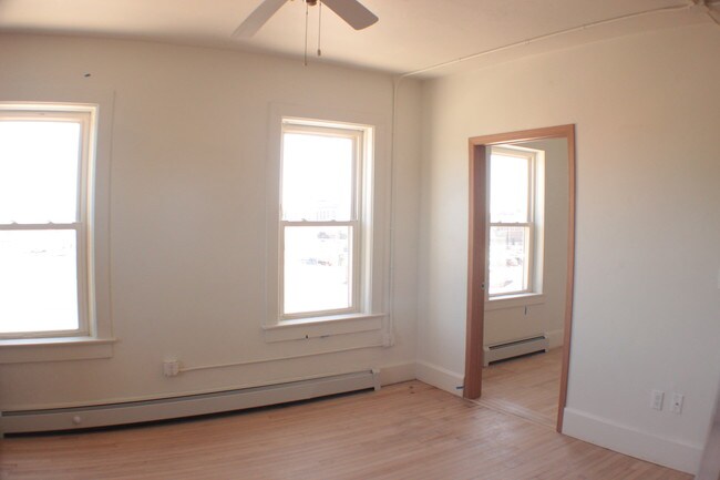 Building Photo - 409 N Broadway