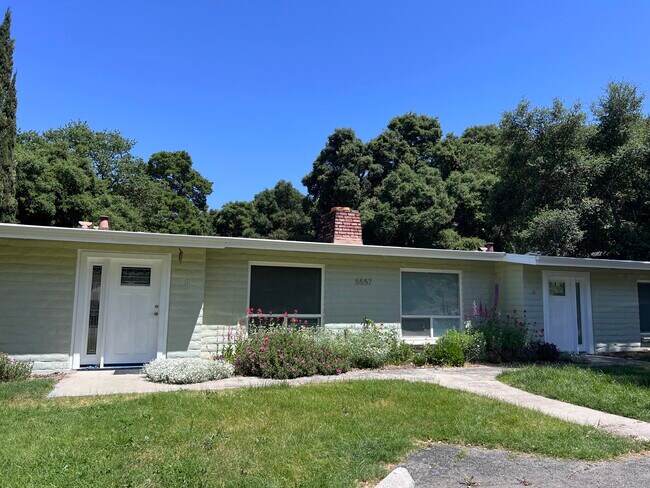 Vista de la calle del 4plex - 5557 Tunitas Ave