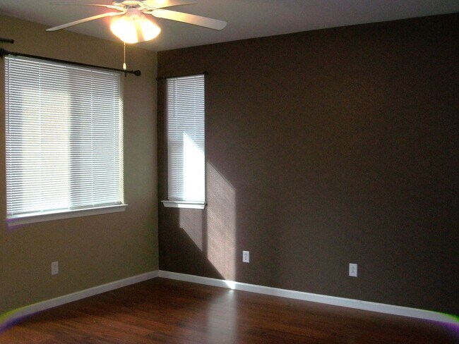 Building Photo - Well maintained 3 bedroom, 2-1/2 bath, 2-car garage $2400.00