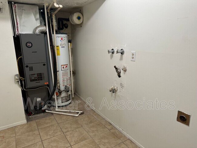 Foto del edificio - 86 W 250 N