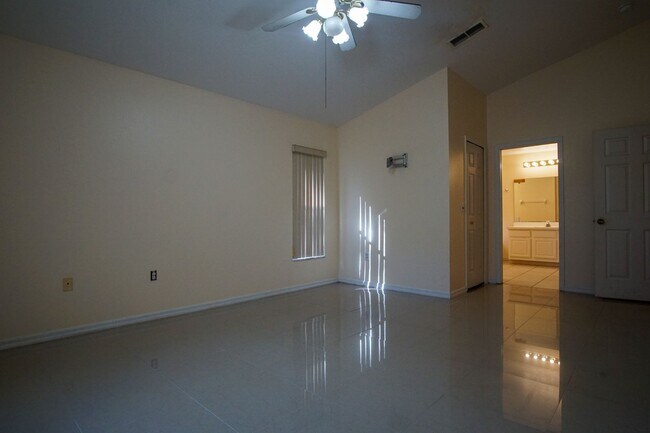 Foto del edificio - 4 bed Family Single Home Available for Rent in Davenport !!!