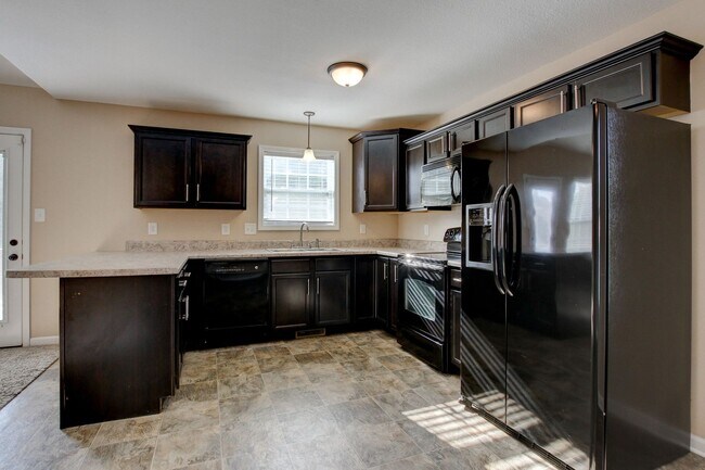 Foto del edificio - Charming Home Open Floor Plan with Spacious Living Room and Breakfast Bar