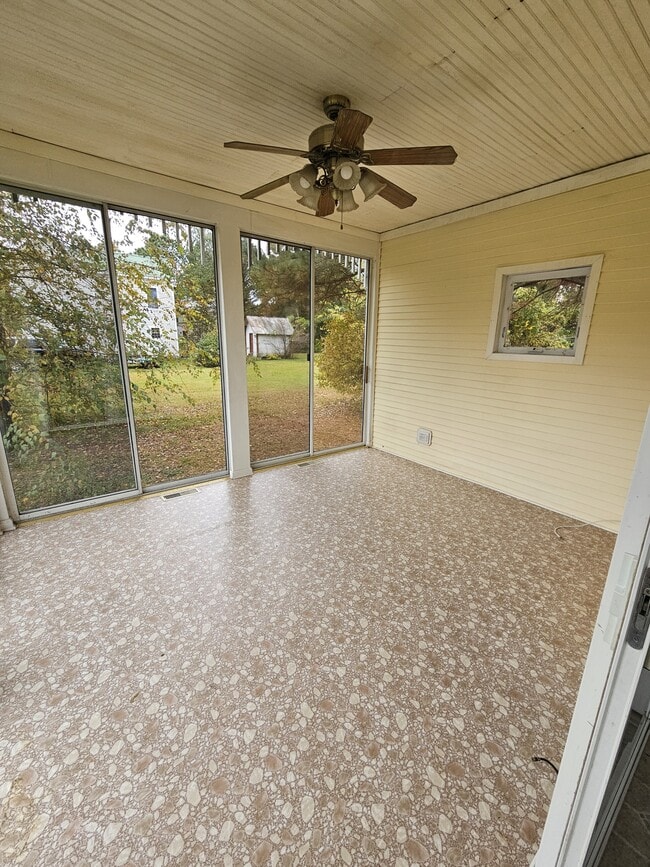 Building Photo - 6984 Mackenzie St