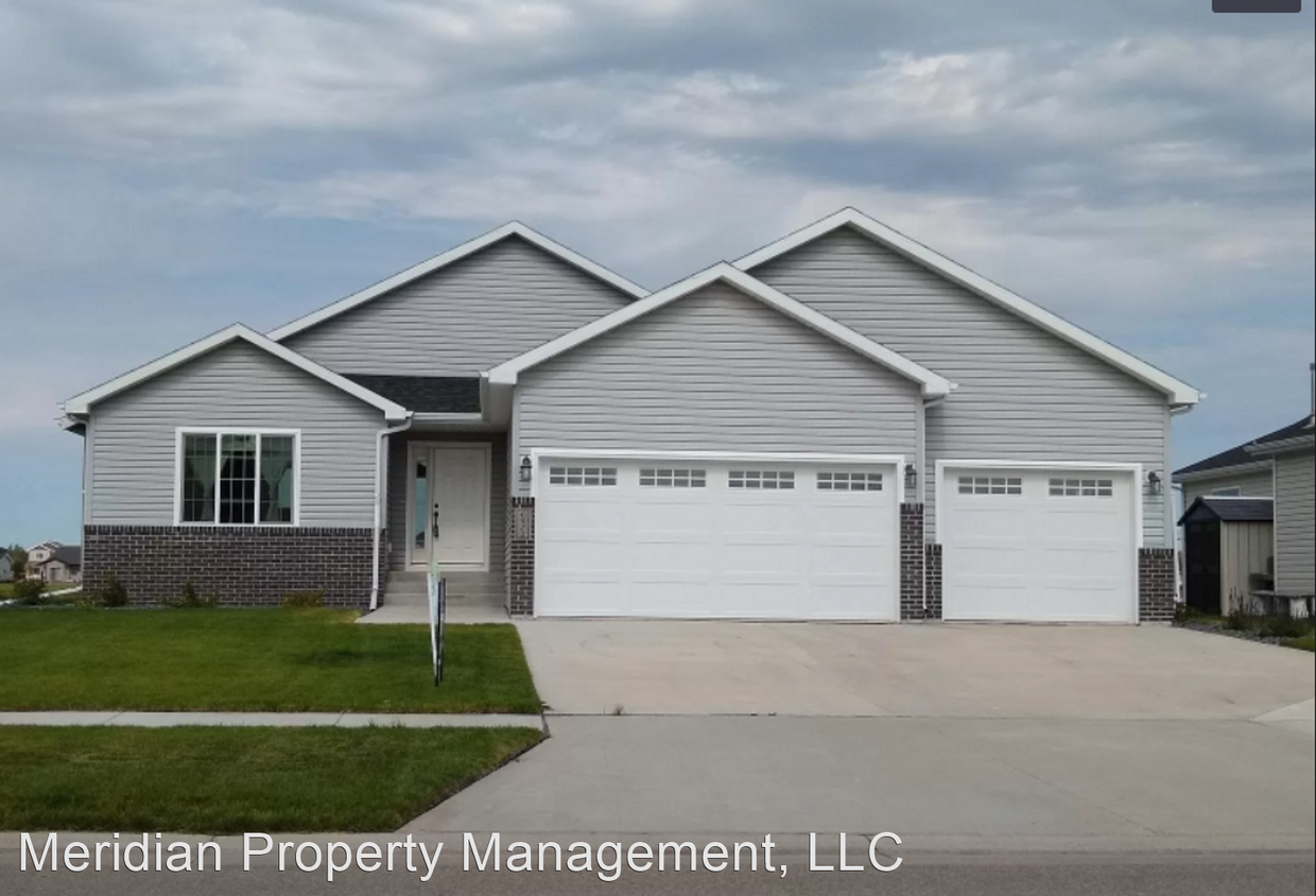 Primary Photo - 5 br, 3 bath Apartment - 2832 Sheyenne St ...