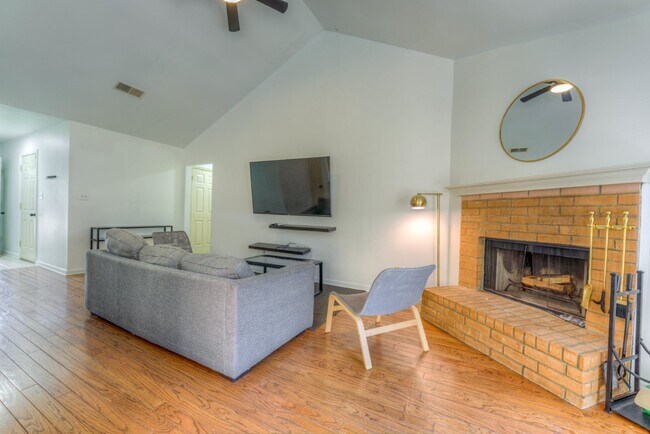 Building Photo - "Charming 3-Bed, 2-Bath Home at 895 Timber...
