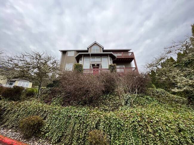 Building Photo - Immaculate 4 bedroom, 3.5 bathroom, tri-level Home in Tigard!! Expansive Views, Office space, Gam...