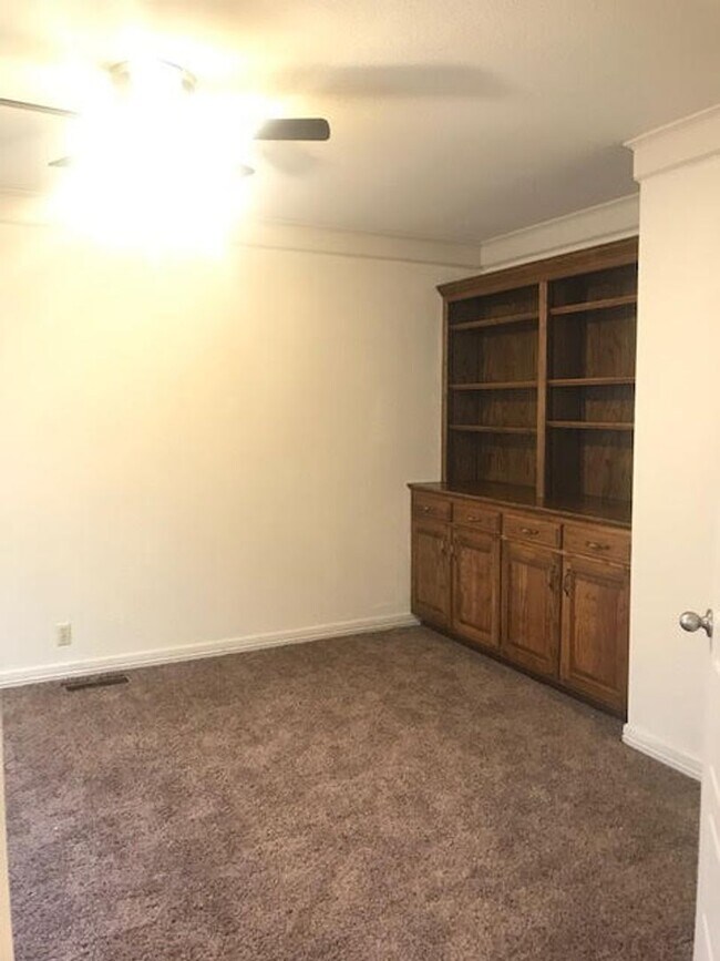 Foto del edificio - 2 Masters - Lawn Care Provided  - 3 bds/3 baths