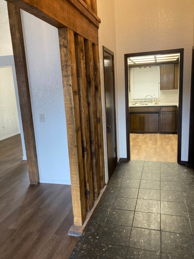 Marble tile in entry - 1400 Val Genes Rd