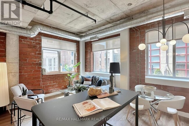 Building Photo - 10-210 Wellesley Pl