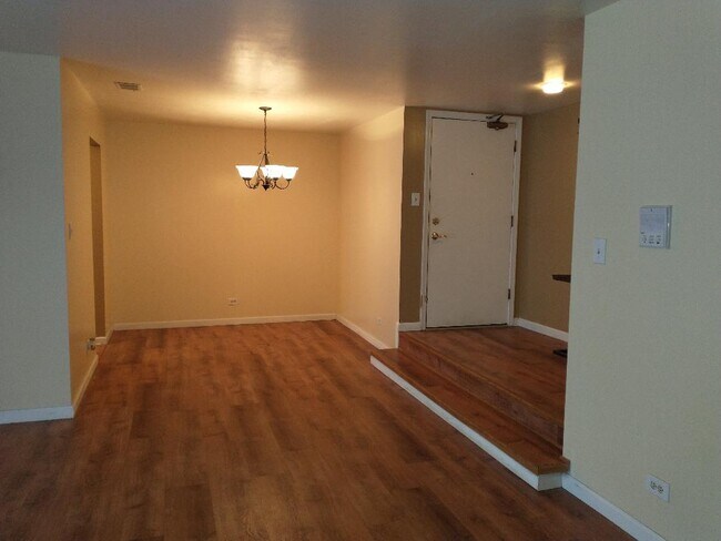 Building Photo - 924 Surrey Dr
