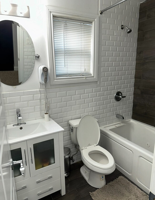 Baño; - 288 Hendrix St