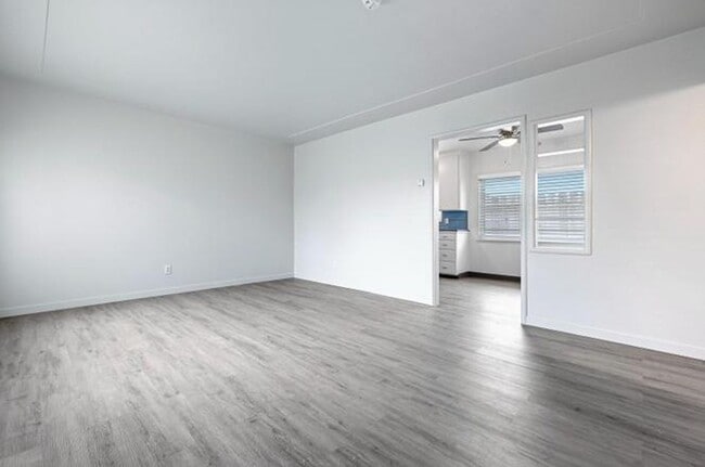 Foto del edificio - 2044-2046 Mayfair Dr W