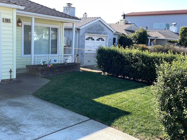 Foto del edificio - Lovely REMODELED 3-BD Home in Colma - Pets...