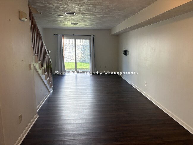 Foto del edificio - Newly Renovated Townhouse Style Condo For Rent in Johnston!