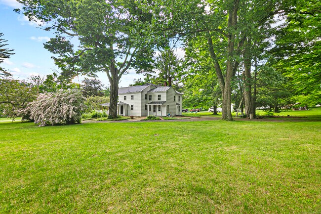 Building Photo - 426 E River Rd