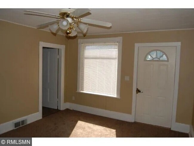 Foto del edificio - Newly refreshed 2 bedroom, 1 bath in duplex. Large yard in quiet neighborhood in Faribault.