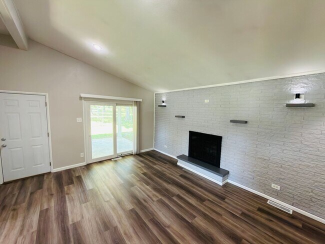 Building Photo - Move-In Ready 3BR/2BA Home with 2-Car Garage in St. Charles
