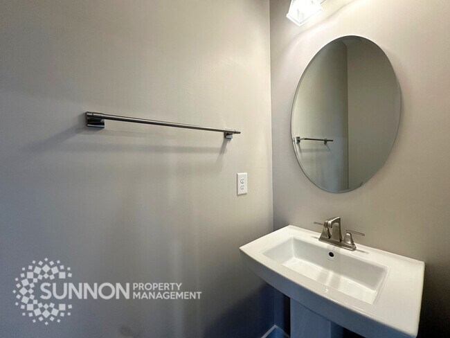 Foto del edificio - 3BR Townhome with Rooftop Deck in LoSo