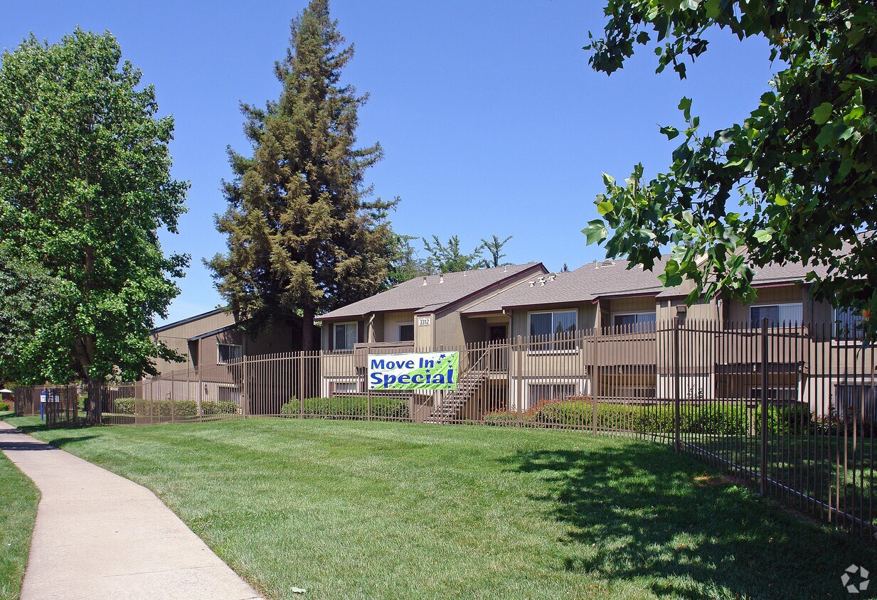 Laurel Oaks Apartments in Sacramento, CA