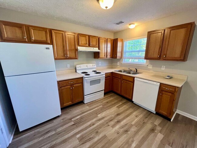 Building Photo - *Newly Renovated* 2 Bed, 1.5 Bath Duplex i...