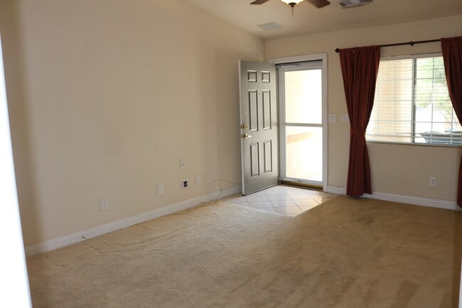 Foto del edificio - SHOWINGS AVAILABLE NOW