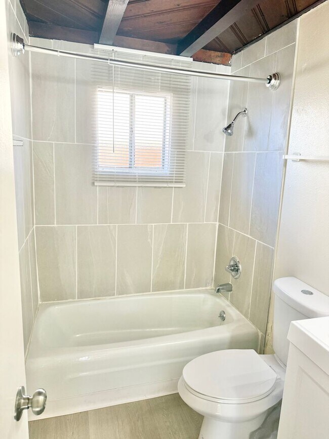 Foto del edificio - 1 Bedroom with Den Available Now
