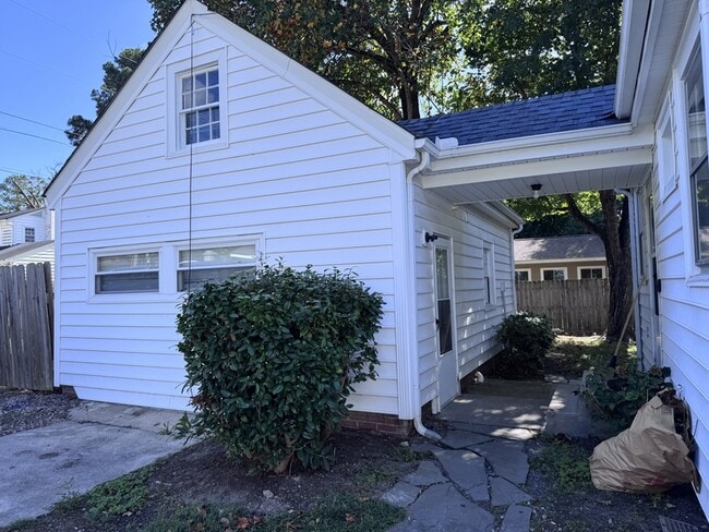 Photo - 1105 W Rock Spring Rd House