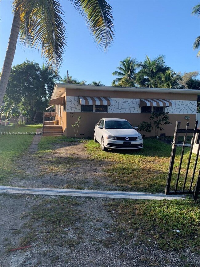 Foto del edificio - 250 NE 118th Terrace