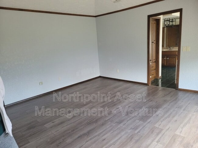 Building Photo - 7005 Lakepointe Dr