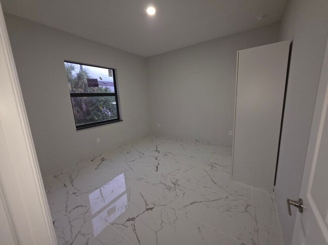 Building Photo - 1035 Kismet Pkwy W