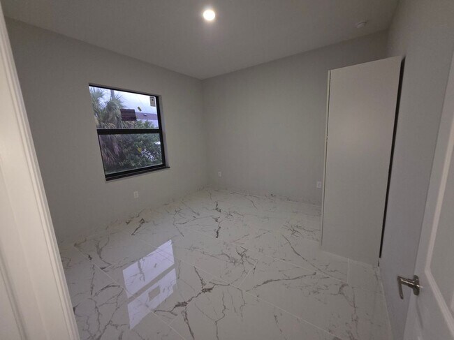 Foto del edificio - 1035 Kismet Pkwy W