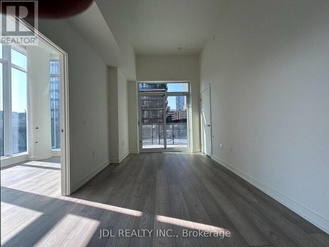 Photo du bâtiment - 110 Broadway Ave