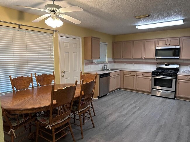 Building Photo - 7235 Prairie Village Dr