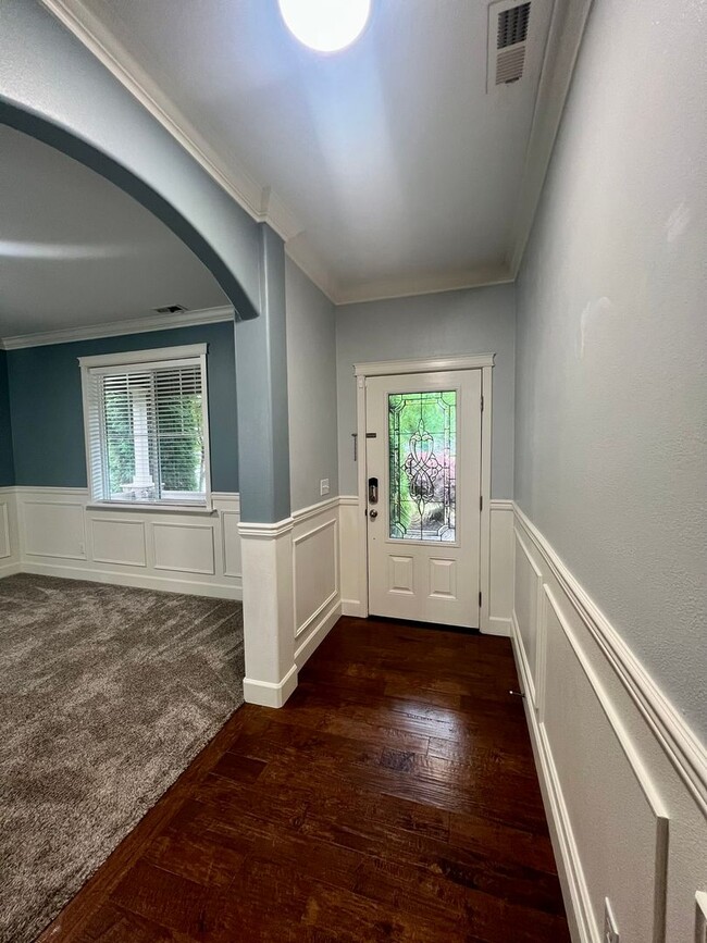 Building Photo - Beautiful 5 Bedroom Home