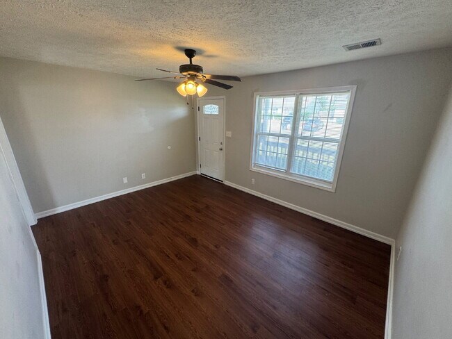 Building Photo - "Cozy Comfort Awaits: Charming 2-Bedroom Home in Oak Grove!"
