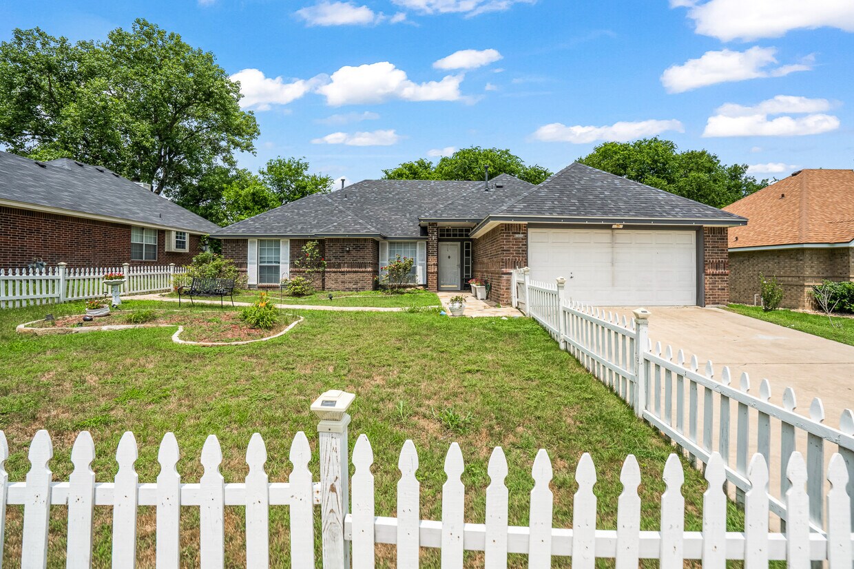 Primary Photo - 406 Gina Dr