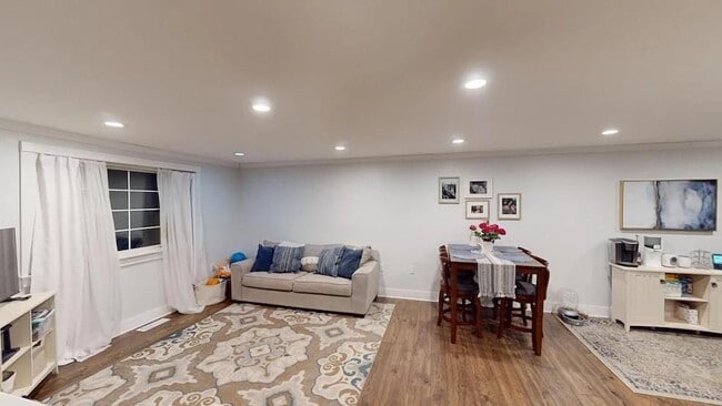 Building Photo - 322 W Cardinal Ave