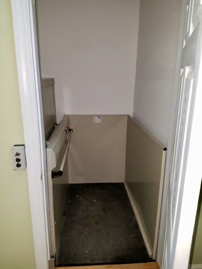Building Photo - Beautiful Lakefront Rental Home That Has I...