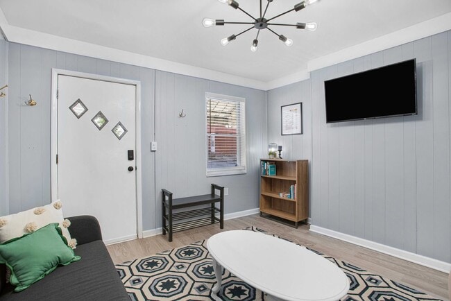 Building Photo - Fully Furnished 3 Bedroom Townhome in Central Lawrenceville