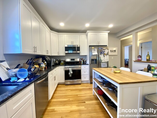 Building Photo - 1433 Cambridge St