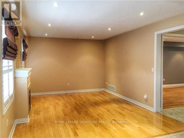 Building Photo - 110 Deerwood Crescent